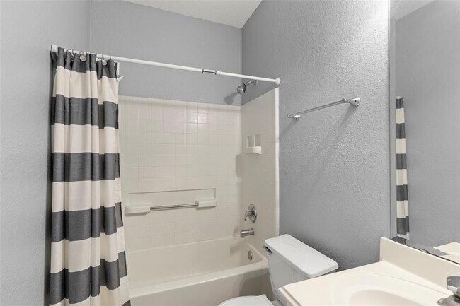 Building Photo - 4427 Village View Dr