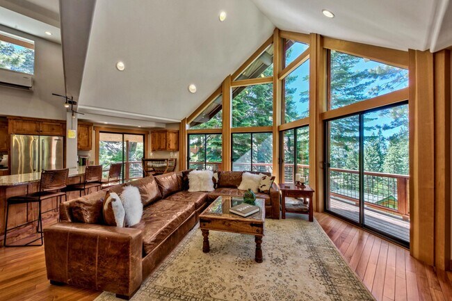 Building Photo - Gorgeous Lakeview! Pet Friendly w a Garage & AC!