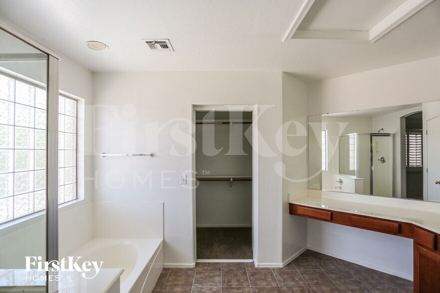 Building Photo - 15874 W Mohave St