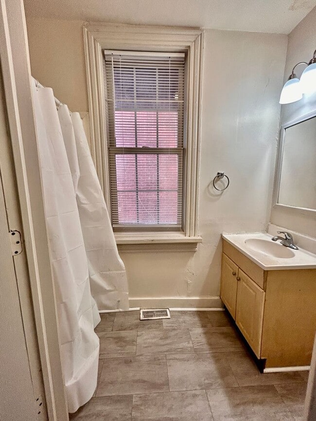 Building Photo - 644 E Chestnut St