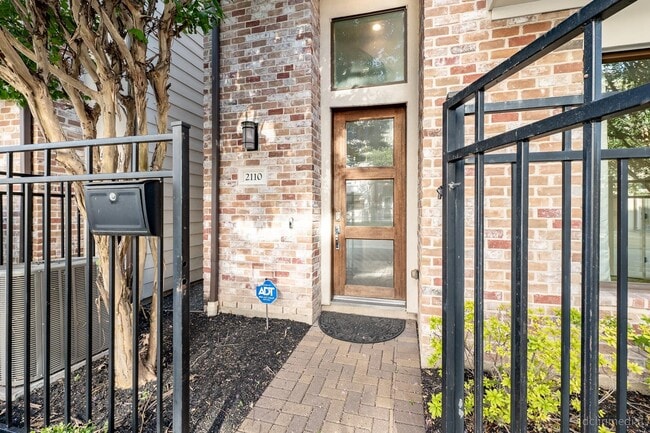 Building Photo - 2110 Crocker St