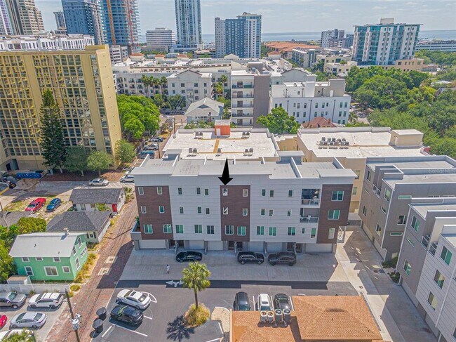 Building Photo - 370 6th St S