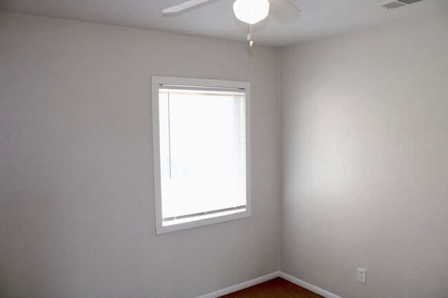 Building Photo - Cute 3Bedroom 1Bath Home Located Off Stockdale Hwy Centrally Located. Large Gated Yard. Gardner I...