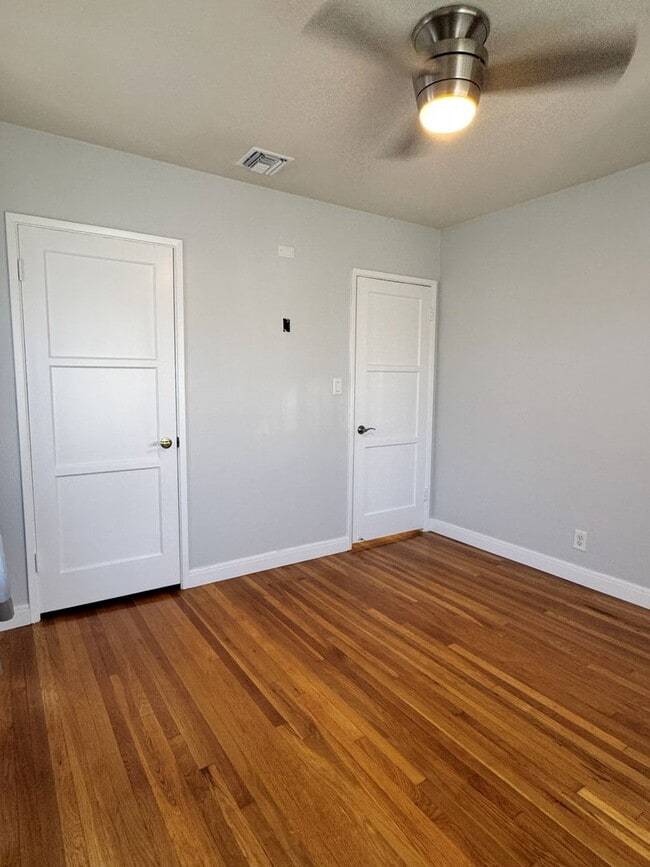 Building Photo - Charming 2-Bedroom Home with Fireplace, Backyard & Garage in Lakewood