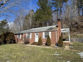 Building Photo - Cute Brick House in Cove Creek Area