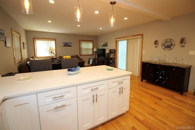 Building Photo - 2 Diane Ct