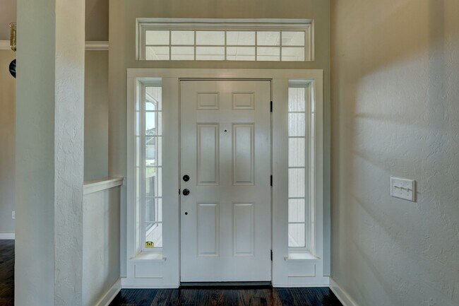 Building Photo - Desirable Home In Valencia Park!