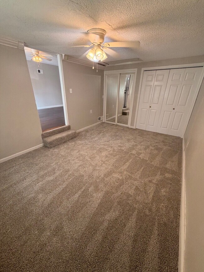 Building Photo - Charming 3-Bedroom  1-bath Kansas City Home with Beautiful Hardwood Floors!