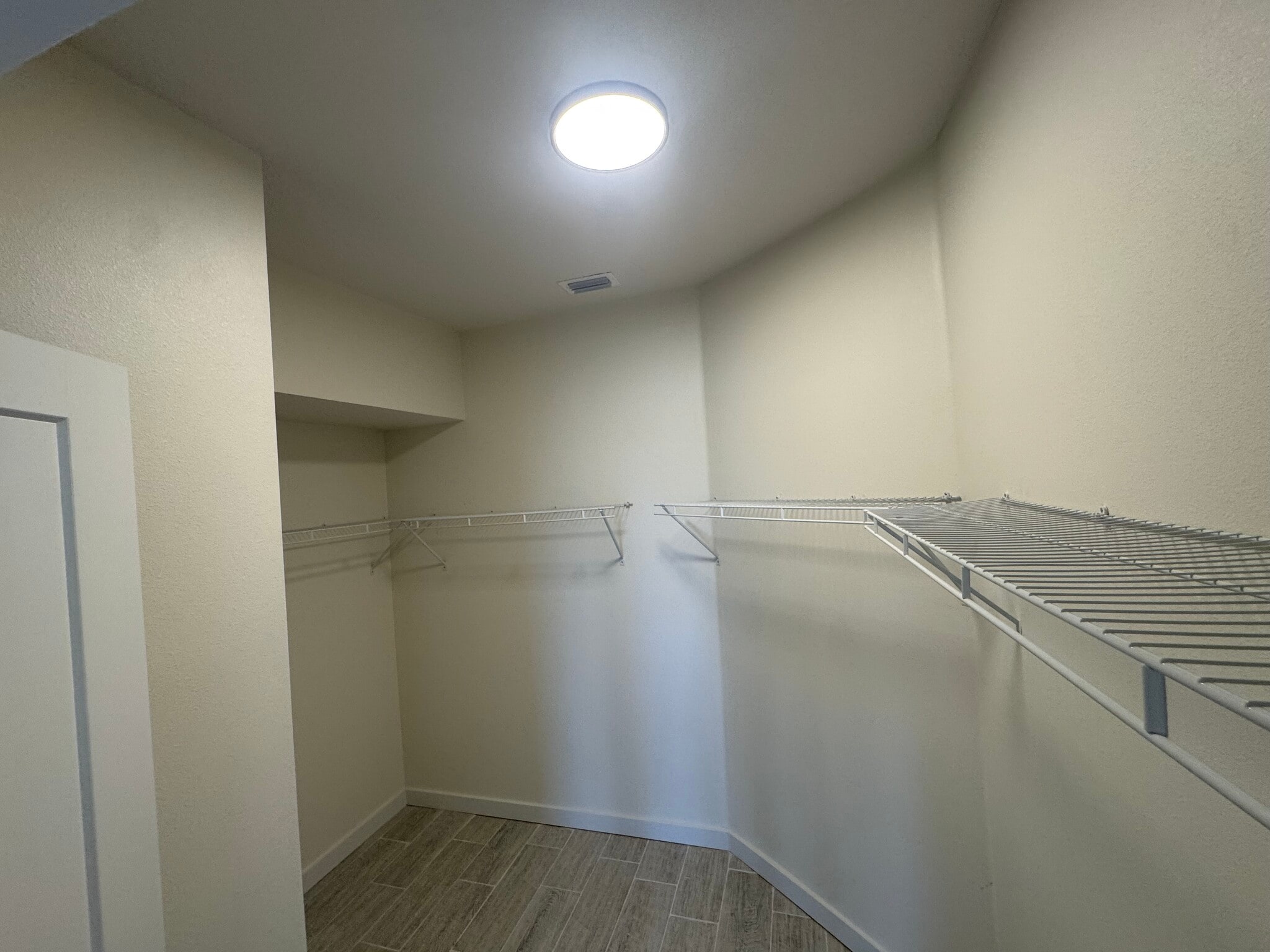 Building Photo - 839 Knollwood Dr