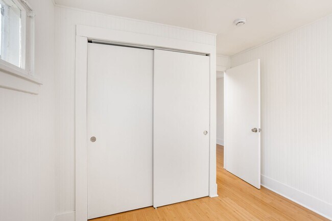 Building Photo - 126 1/2 Franklin Ct