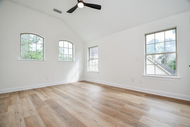 Building Photo - 18 Hadlock Pl