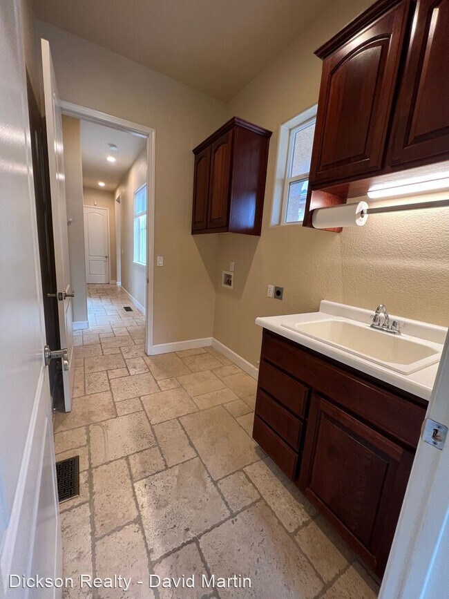 Building Photo - 4 br, 2.5 bath House - 7740 Harvest Hill Ln