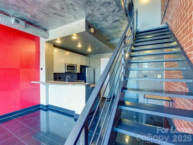 Building Photo - 710 W Trade St