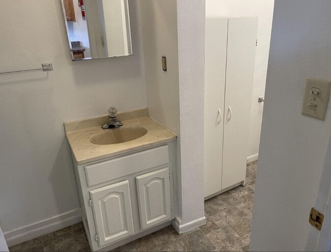 Building Photo - 627 E 5th St