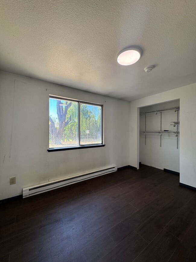 Building Photo - PET FRIENDLY 4 Bedroom 2 Bath