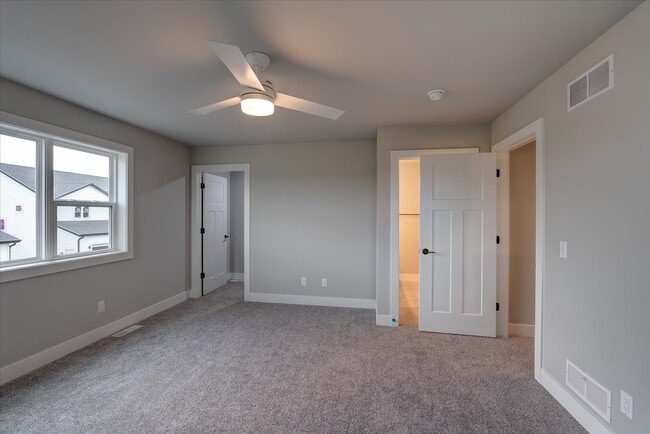 Building Photo - 139 Prairie Heights Dr