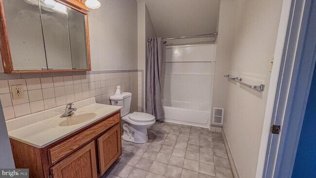 Building Photo - 28 S Lenola Rd