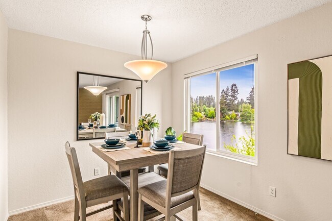 Building Photo - 2 Bedroom 1 Bathroom Lakeside Unit!