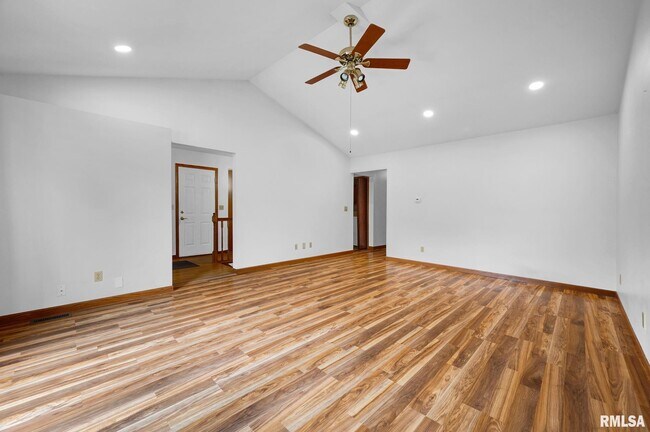 Building Photo - 2321 W Pintura Ct