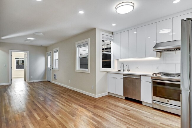 Building Photo - Spacious and Tastefully Remodeled Upper Flat