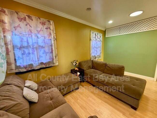 Building Photo - 224 Cordova St