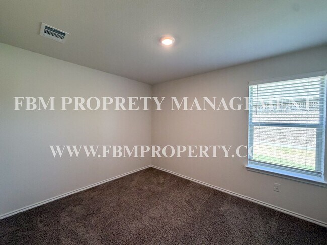 Building Photo - 369 Thoroughbred St