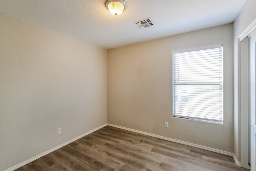 Building Photo - 2437 W Running Deer Trl