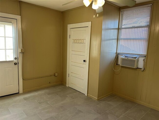 Building Photo - 906 Haysel St