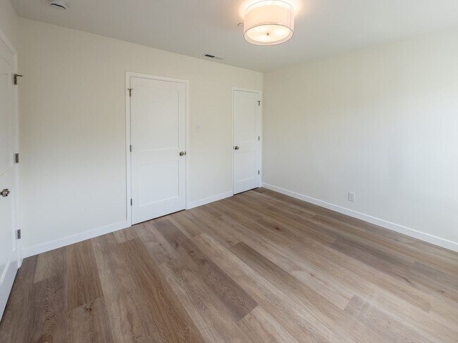 Building Photo - 1000-1006 Tilton