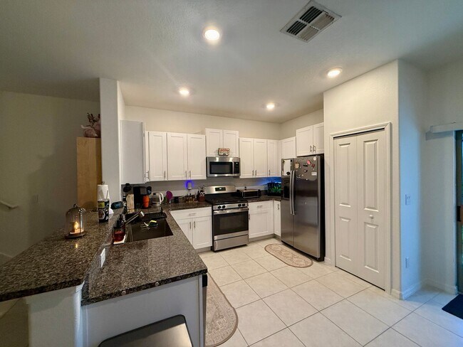 Building Photo - Bryant Square 2/2.5 1 car garage