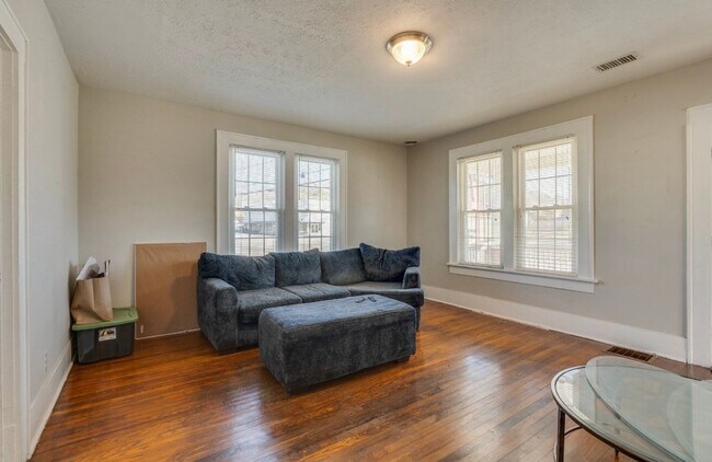 Building Photo - Charming updated Home 3bd/1ba   Kingsport TN