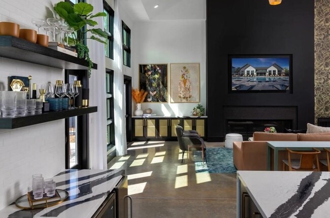 Building Photo - 5617 Oak St