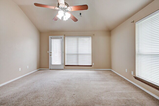 Building Photo - 2912 Edinburg Dr