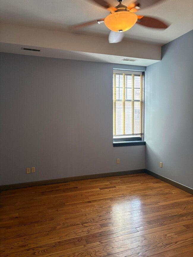 Building Photo - 1106 E Broadway