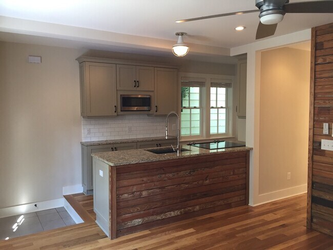 Building Photo - 2 Bedroom 1.5 Bath Apartment in Cannonborough - Downtown