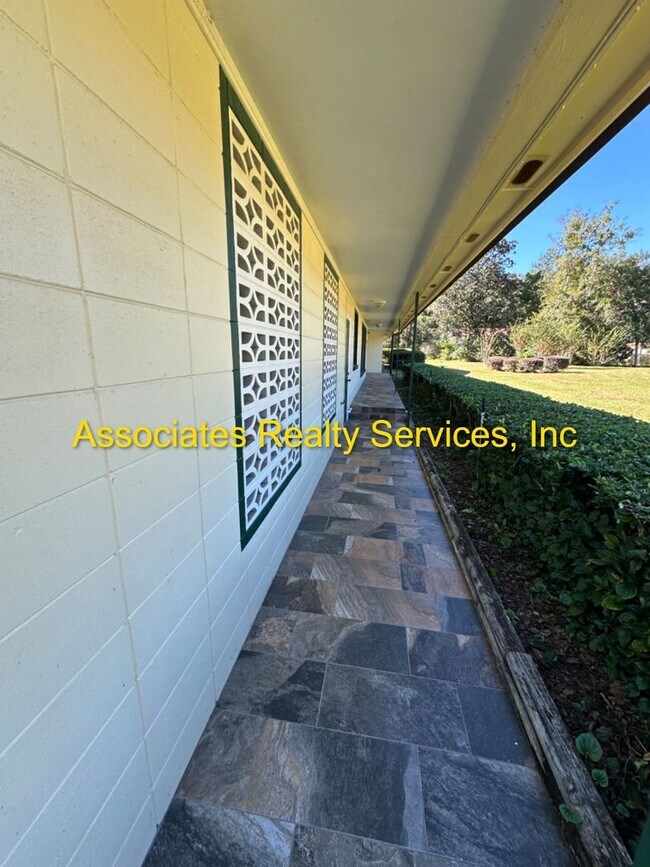 Building Photo - Beautiful Large Home with Screened Pool in Buckingham West!