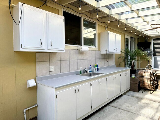 Building Photo - Lovely one level home in Northwest Santa R...