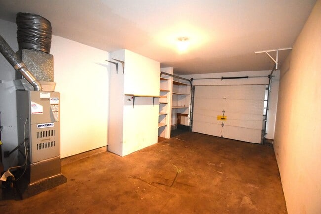 Building Photo - Well kept duplex with garage.