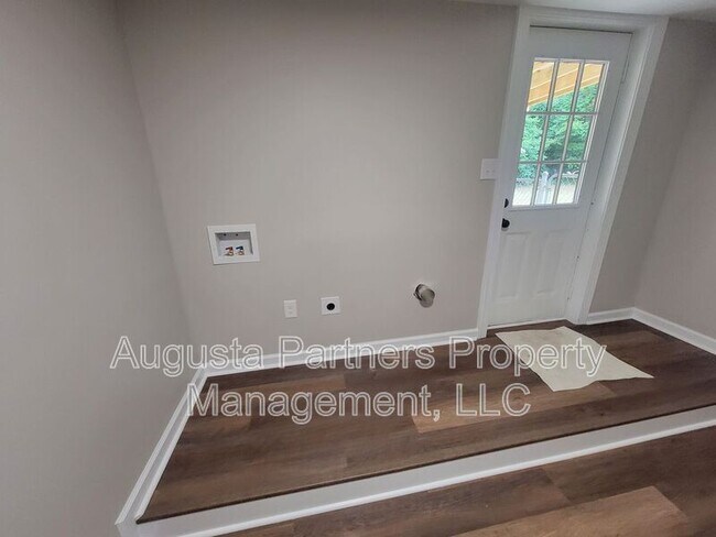 Building Photo - 322 N Hicks St