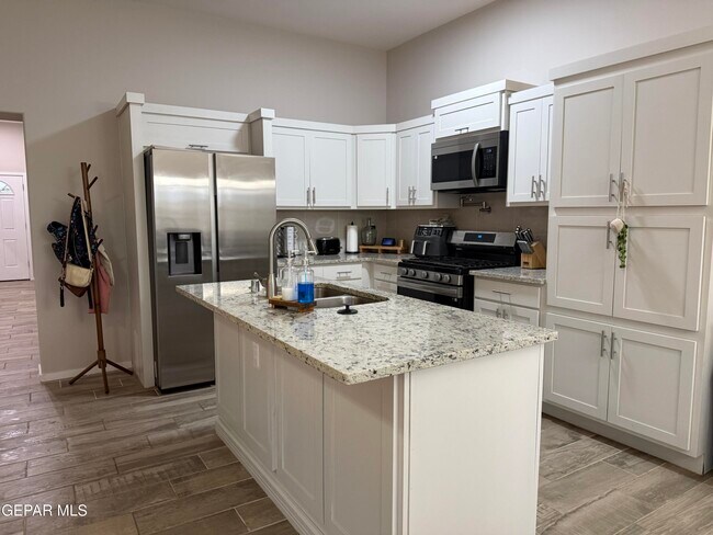 Building Photo - 13841 Paseo Central Ave