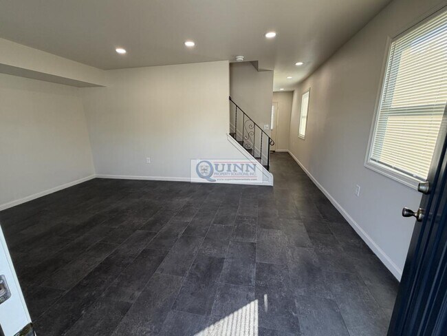 Building Photo - 319 Willow Dr