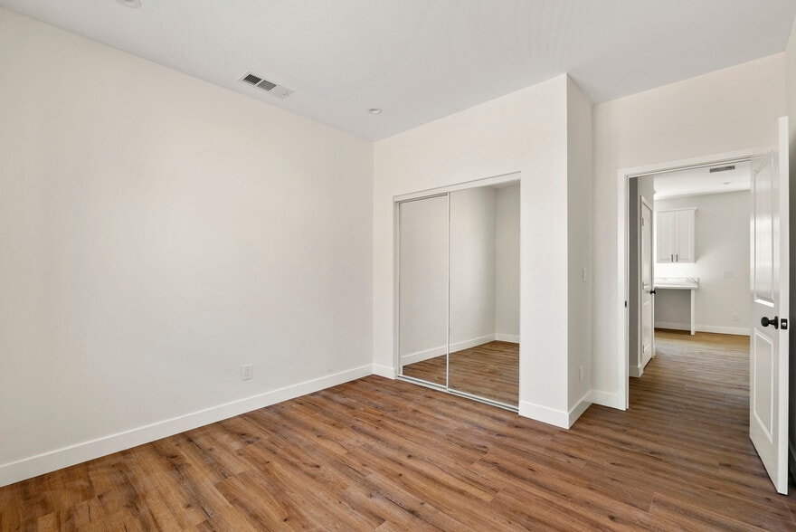 Building Photo - 3043 S Bronson Ave