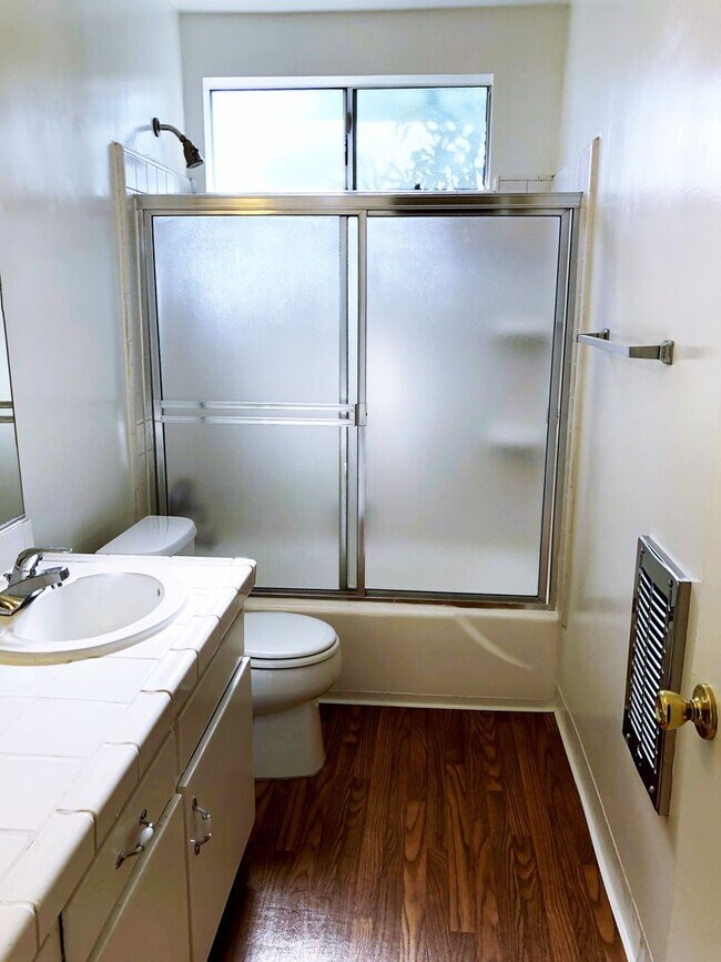 Building Photo - Large, spacious and bright 1bd/1ba central to everything!