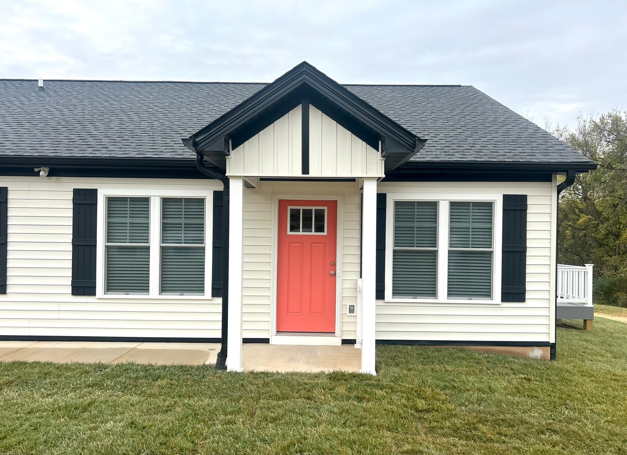 Private covered, lighted entry - 2217 Kenwood Blvd SE