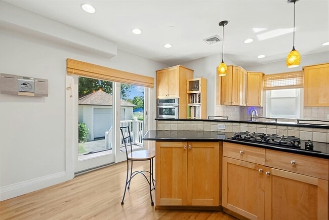 Building Photo - 231 Lagrange St