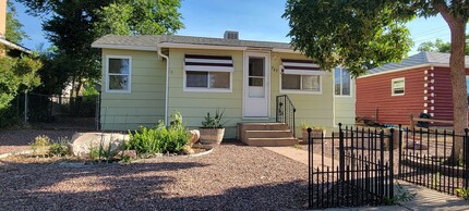 Building Photo - 2 bedroom 1 bath home with garage