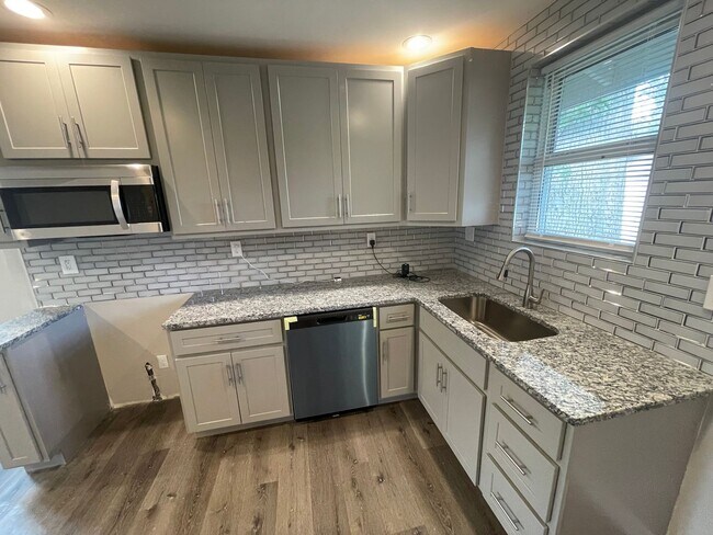 Building Photo - Rehabbed Spacious 2 BR/1BA House - Northwoods