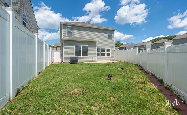 Building Photo - 3 bed and 2.5 bath house with 2 car garage near ETSU - move in ready