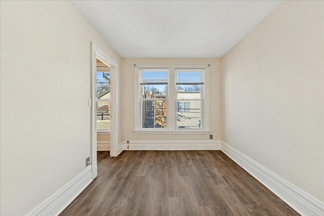 Building Photo - 2144 W Montrose Ave