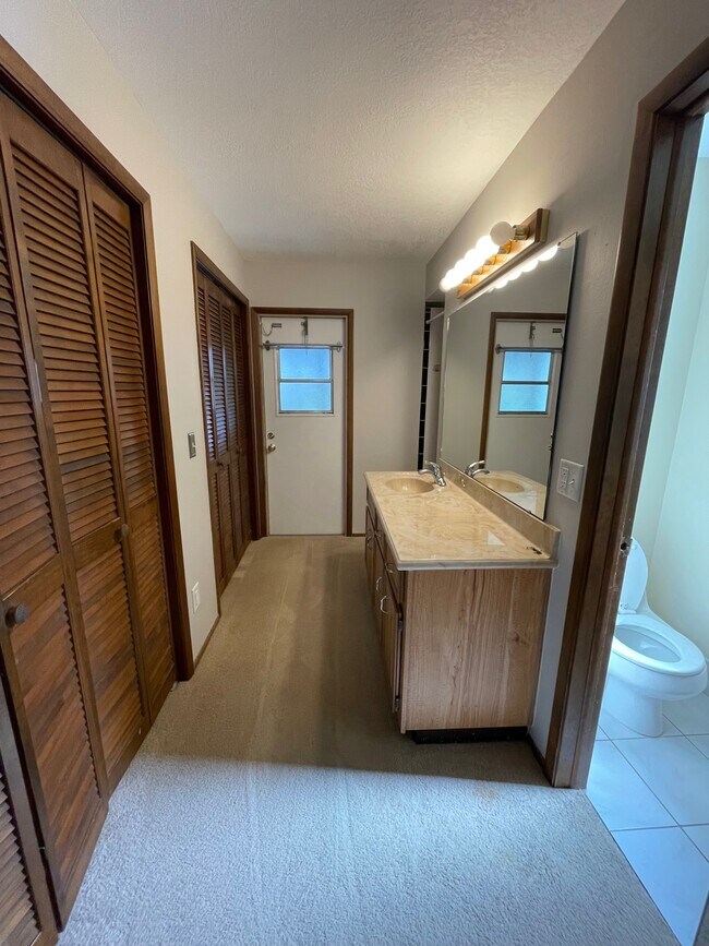 Building Photo - 1280 Gladiolas Dr